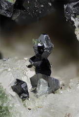 Anatase Bertrandite - entre deux roches - Massif de la Lauzière - Savoie