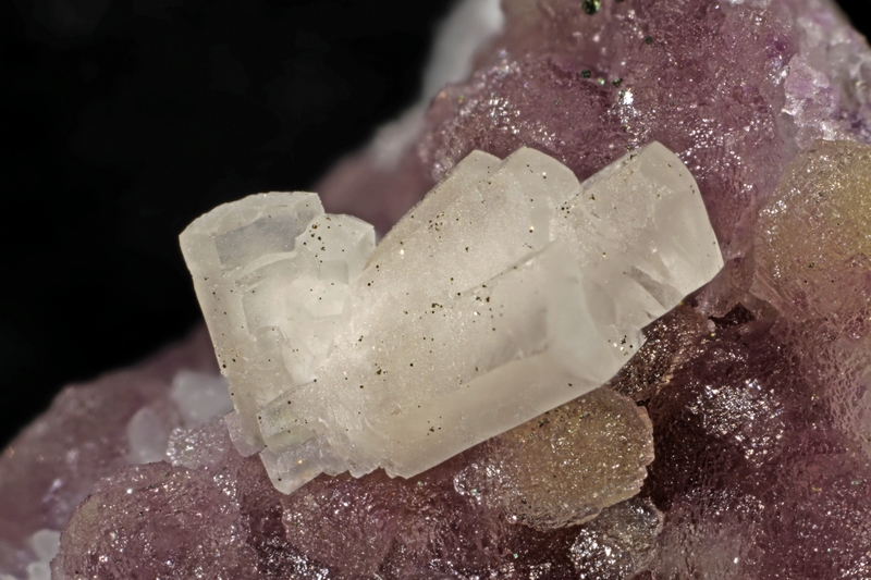 n°103145 - Calcite Pyrite sur fluorite - Les Rocs (Carrière) - Buxières-les-Mines - Allier